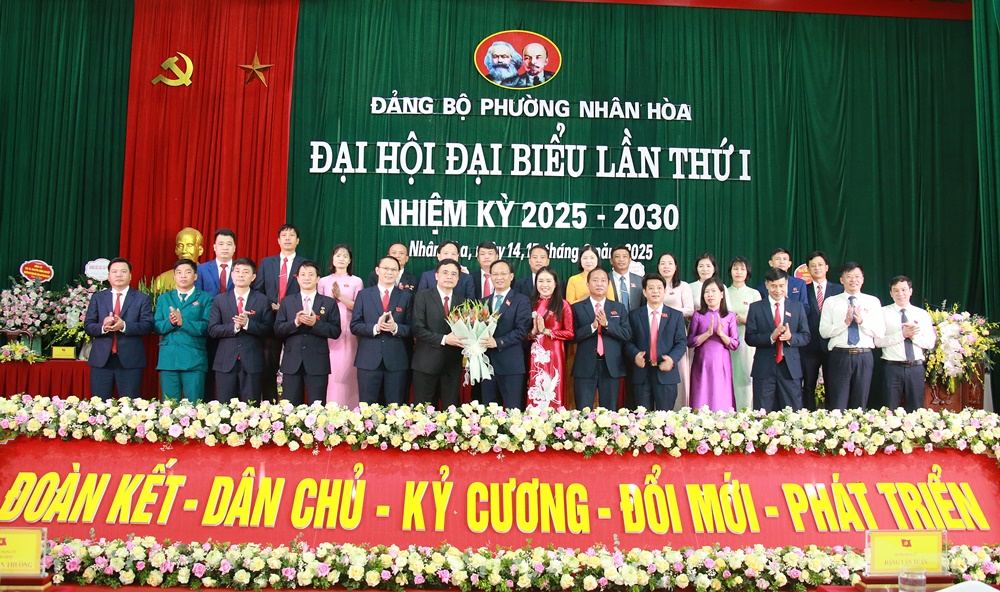 Đồng chí Phạm Văn Thịnh cùng các đại biểu chúc mừng Ban Chấp hành Đảng bộ phường Nhân Hòa nhiệm kỳ 2025-2030.