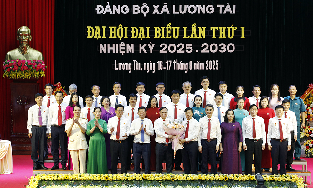 Đồng chí Đào Quang Khải và các đại biểu chúc mừng Ban Chấp hành Đảng bộ xã Lương Tài nhiệm kỳ 2025-2030. Đồng chí Đào Quang Khải và các đại biểu chúc mừng Ban Chấp hành Đảng bộ xã Lương Tài nhiệm kỳ 2025-2030.