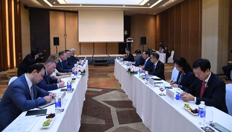 Tiếp Tổng Giám đốc Tập đoàn Zarubezhneft Sergei Kudryashov, Phó Thủ tướng Bùi Thanh Sơn mong muốn hai bên nâng cao hiệu quả và thúc đẩy hợp tác trong các lĩnh vực mới, như năng lượng xanh, năng lượng sạch, điện gió ngoài khơi phù hợp với Quy hoạch điện VIII của Việt Nam - Ảnh: VGP/Hải Minh