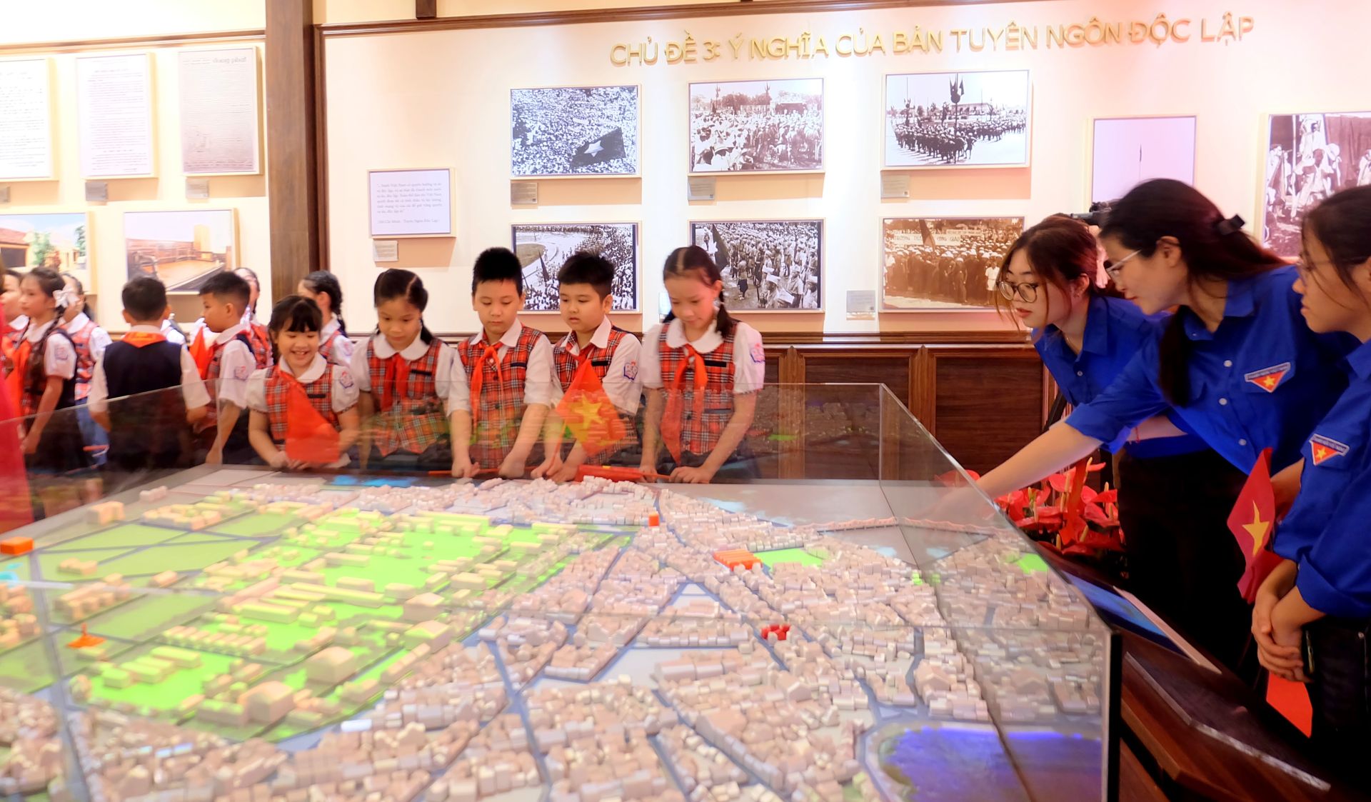 Không gian Di tích 48 Hàng Ngang thu hút đông đảo khách tham quan.