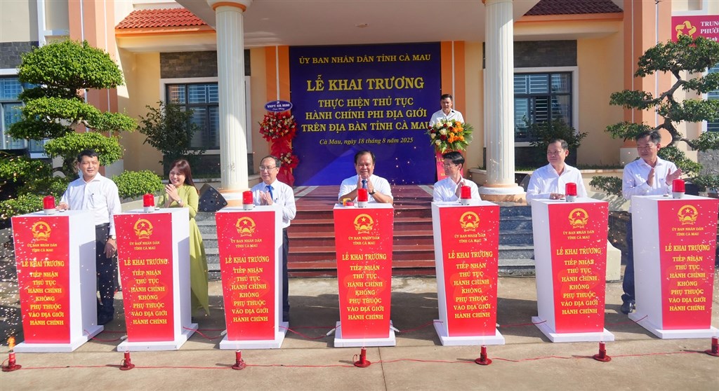 Nghi thức nhấn nút khai trương điểm thực hiện thủ tục hành chính phi địa giới.