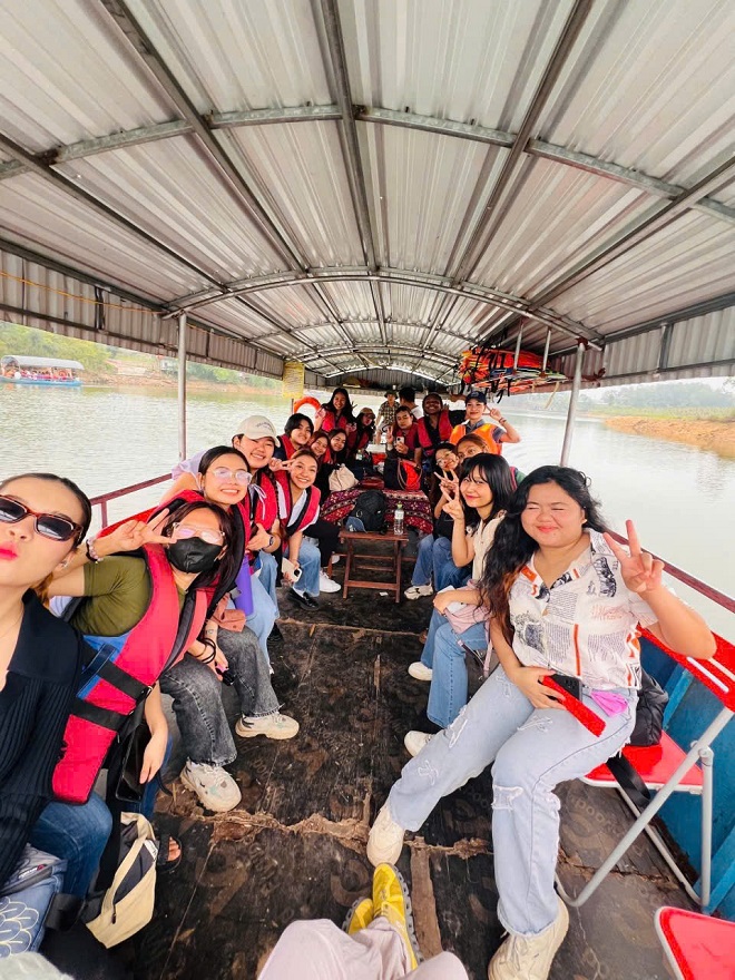 ... hằng năm, hồ Ghềnh Chè thu hút hàng nghìn lượt khách du lịch đến tham quan, trải nghiệm ... hằng năm, hồ Ghềnh Chè thu hút hàng nghìn lượt khách du lịch đến tham quan, trải nghiệm