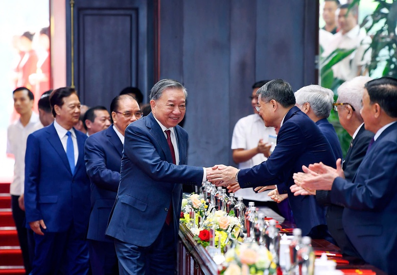 Tổng Bí thư Tô Lâm gặp mặt các đồng chí lão thành cách mạng, các đồng chí nguyên Ủy viên Trung ương Đảng các khóa, nguyên lãnh đạo các ban, cơ quan của Đảng, Mặt trận Tổ quốc và các tổ chức chính trị - xã hội Trung ương - Ảnh: VGP/Nguyễn Hoàng