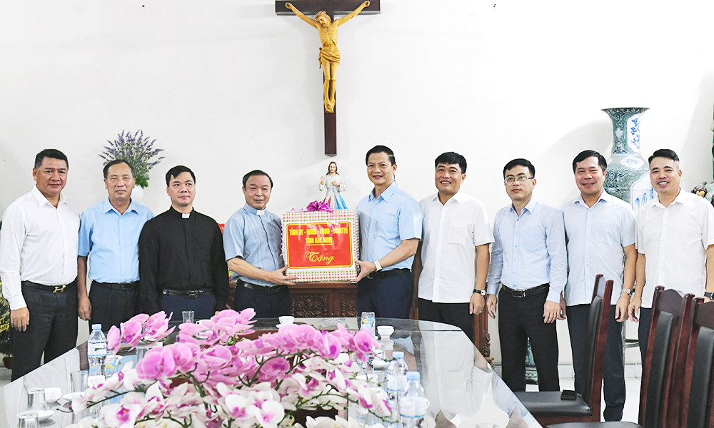 Đồng chí Vương Quốc Tuấn tặng quà Giáo xứ Tử Nê (xã Lương Tài).