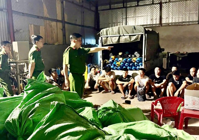 Hải Phòng: Triệt phá đường dây mua bán “khí cười” số lượng lớn, tạm giữ 18 đối tượng Hải Phòng: Triệt phá đường dây mua bán “khí cười” số lượng lớn, tạm giữ 18 đối tượng