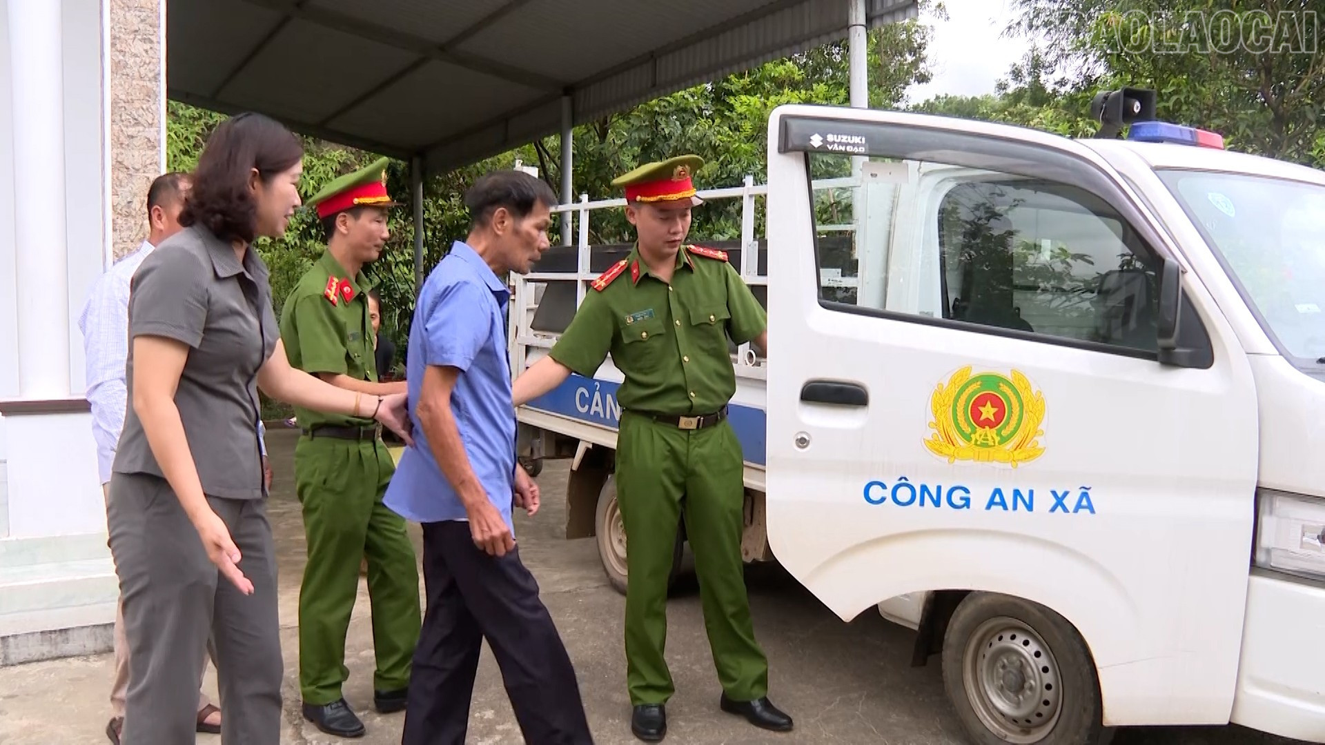 Đảng viên Trần Thế Kỷ, xã Việt Hồng được Tổ công tác của xã Việt Hồng đón đi làm hồ sơ cấp đổi thẻ đảng. Đảng viên Trần Thế Kỷ, xã Việt Hồng được Tổ công tác của xã Việt Hồng đón đi làm hồ sơ cấp đổi thẻ đảng.