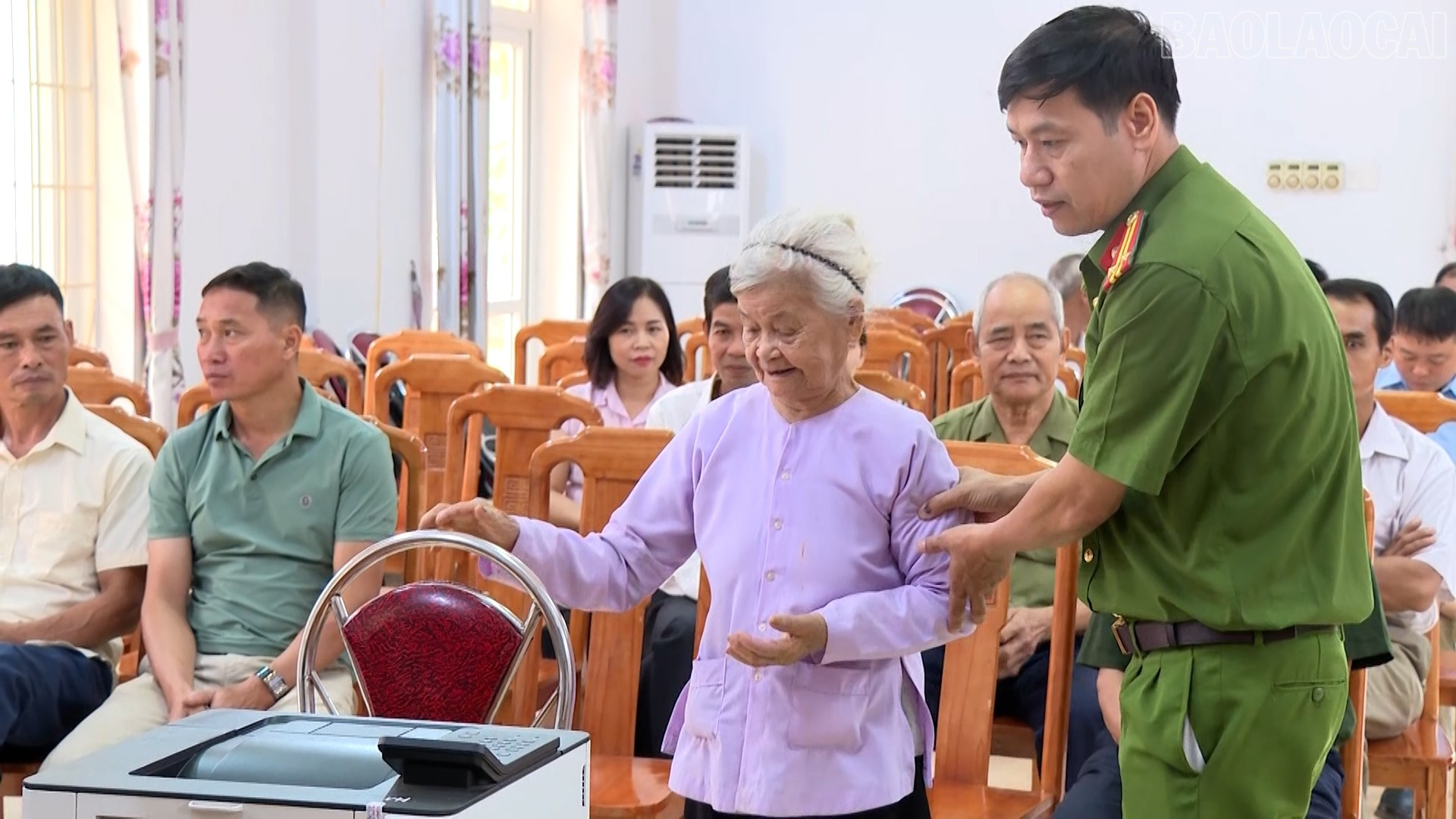 Các đảng viên cao tuổi đều được hỗ trợ khi thực hiện cấp đổi Thẻ đảng viên. Các đảng viên cao tuổi đều được hỗ trợ khi thực hiện cấp đổi Thẻ đảng viên.