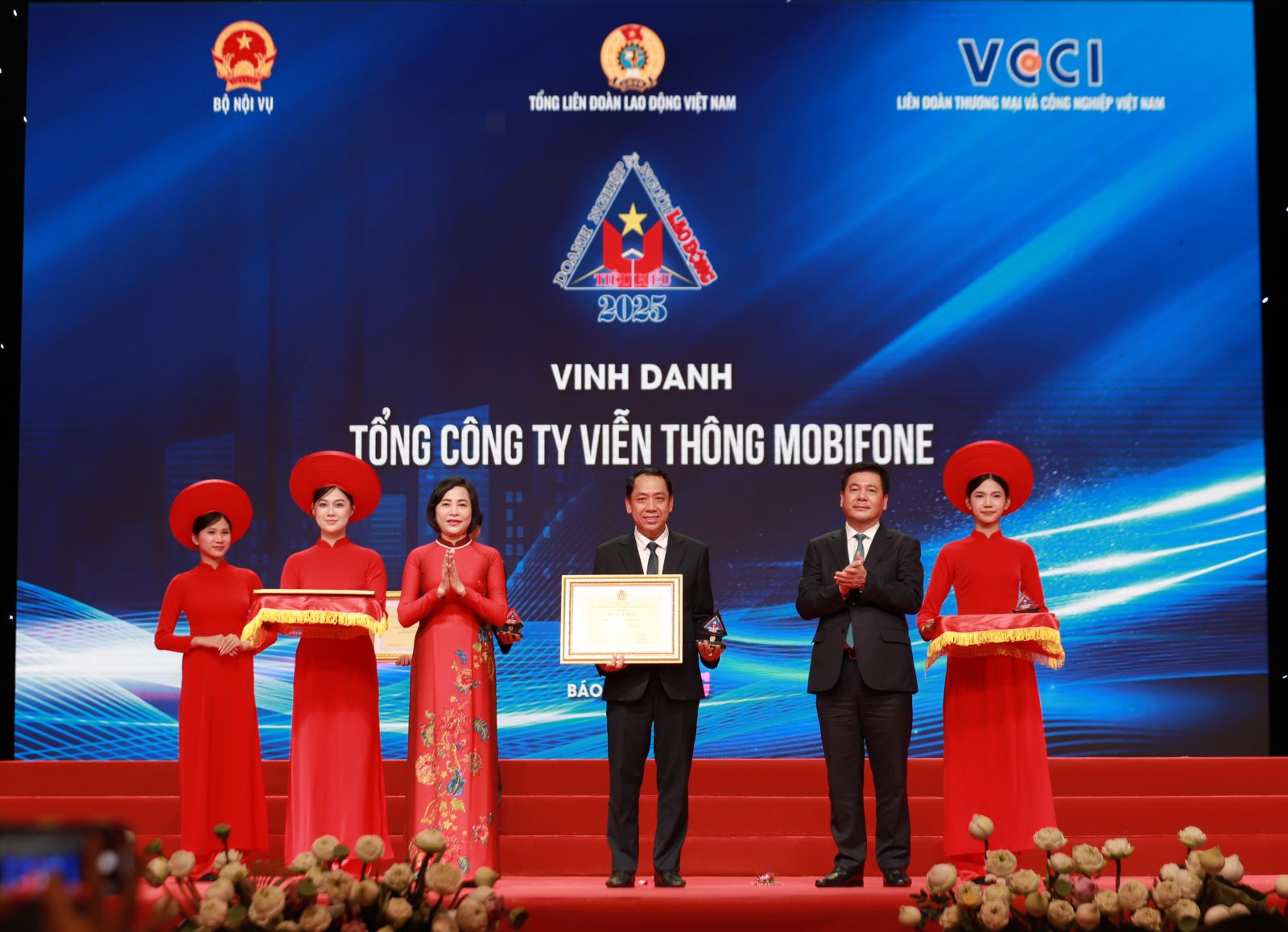 Đại diện lãnh đạo Tổng Công ty Viễn thông MobiFone nhận giải thưởng