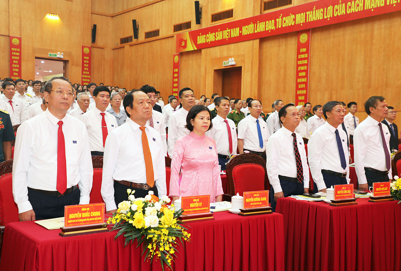 Các đồng chí lãnh đạo, nguyên lãnh đạo tỉnh cùng các đại biểu thực hiện nghi thức chào cờ Các đồng chí lãnh đạo, nguyên lãnh đạo tỉnh cùng các đại biểu thực hiện nghi thức chào cờ