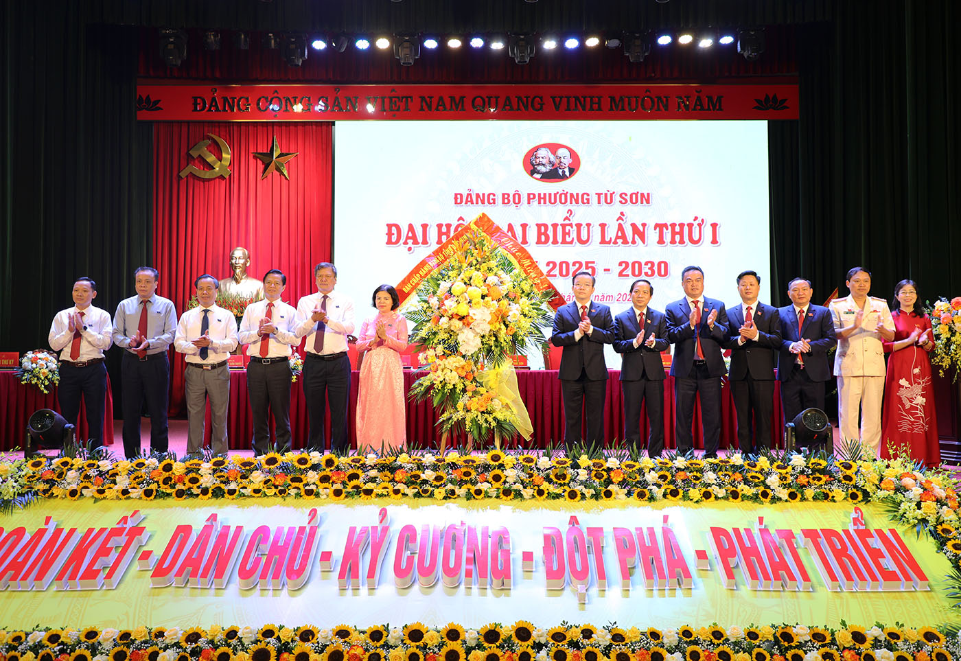 Phó Bí thư Tỉnh ủy Nguyễn Hương Giang (thứ 6 từ trái qua) tặng hoa chúc mừng Đại hội Phó Bí thư Tỉnh ủy Nguyễn Hương Giang (thứ 6 từ trái qua) tặng hoa chúc mừng Đại hội