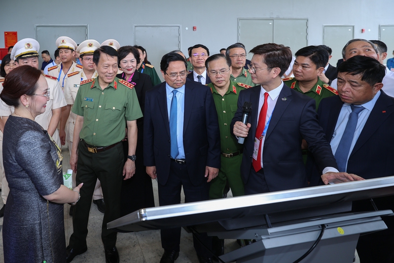 Thủ tướng Chính phủ và các đại biểu nghe giới thiệu về 21 nền tảng, sản phẩm số, tiện ích cốt lõi được phát triển để hướng tại xây dựng "hệ sinh thái số quốc gia" từ dữ liệu tập trung - Ảnh: VGP/Nhật Bắc