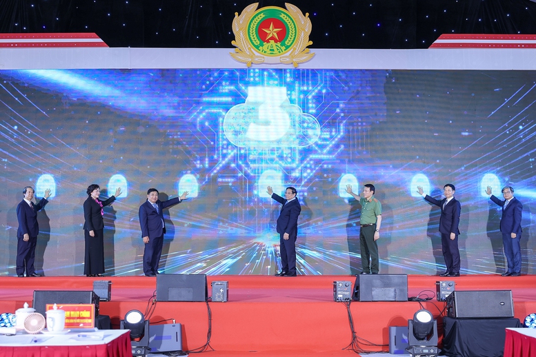 Thủ tướng và các đại biểu ấn nút khai trương Trung tâm dữ liệu quốc gia số 1 - Ảnh: VGP/Nhật Bắc