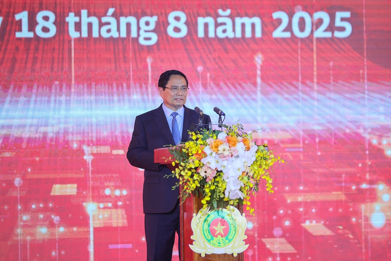 Thủ tướng giao các nhiệm vụ cụ thể về đề xuất cấp có thẩm quyền ban hành chế độ chính sách với đội ngũ nhân lực, đào tạo cán bộ, bảo đảm kinh phí hoạt động và về tiêu chuẩn, quy chuẩn kỹ thuật của Trung tâm Dữ liệu quốc gia, về hợp tác quốc tế - Ảnh: VGP/Nhật Bắc