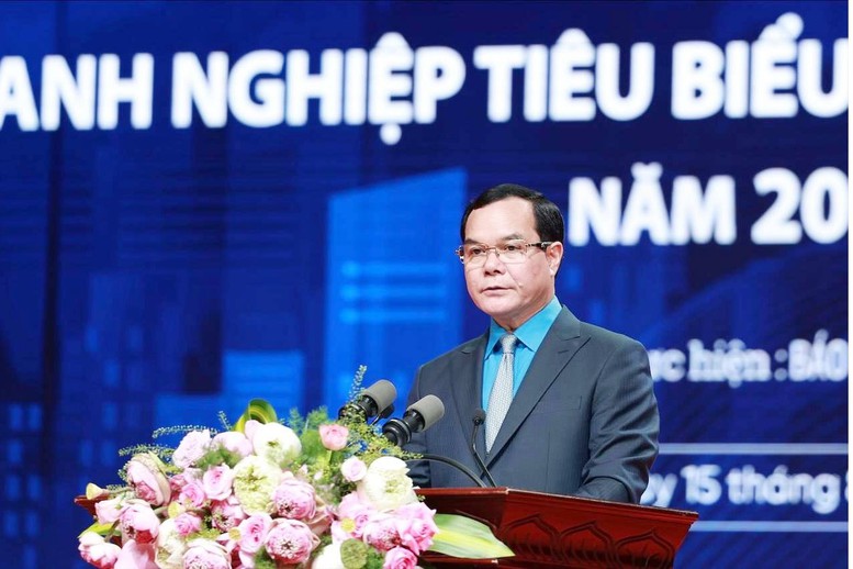 Ông Nguyễn Đình Khang – Phó Chủ tịch Ủy ban Trung ương Mặt trận Tổ quốc Việt Nam, Chủ tịch Tổng Liên đoàn Lao động Việt Nam phát biểu Ông Nguyễn Đình Khang – Phó Chủ tịch Ủy ban Trung ương Mặt trận Tổ quốc Việt Nam, Chủ tịch Tổng Liên đoàn Lao động Việt Nam phát biểu