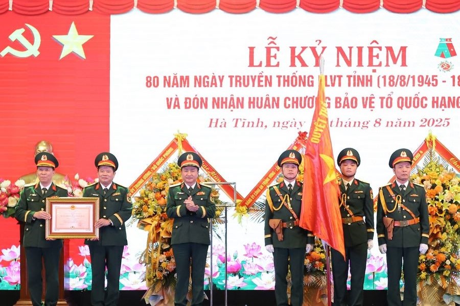 Hà Tĩnh trang trọng tổ chức kỷ niệm 80 năm Ngày truyền thống lực lượng vũ trang