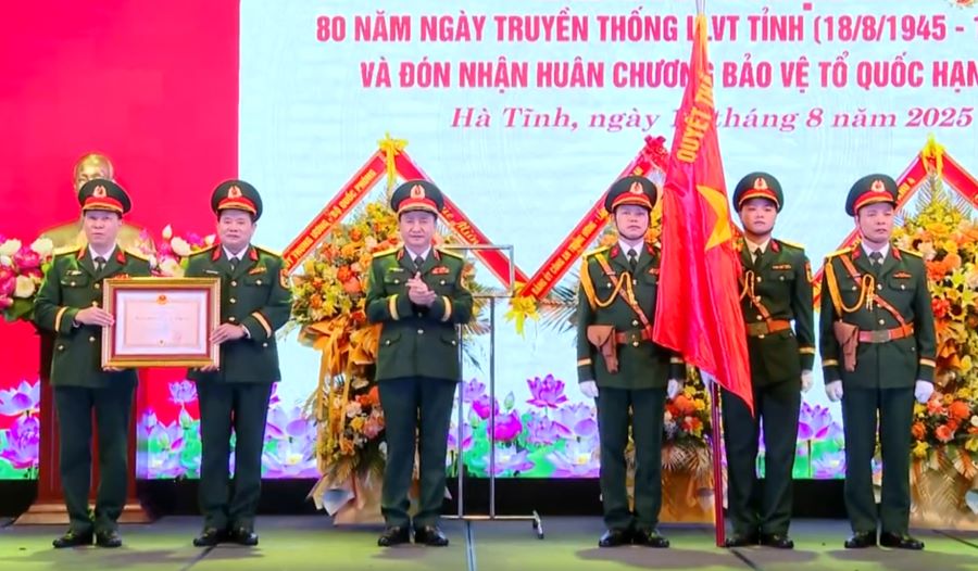 Thiếu tướng Đoàn Xuân Bường trao tặng Huân chương Bảo vệ Tổ quốc hạng Nhì cho Bộ CHQS tỉnh Hà Tĩnh.