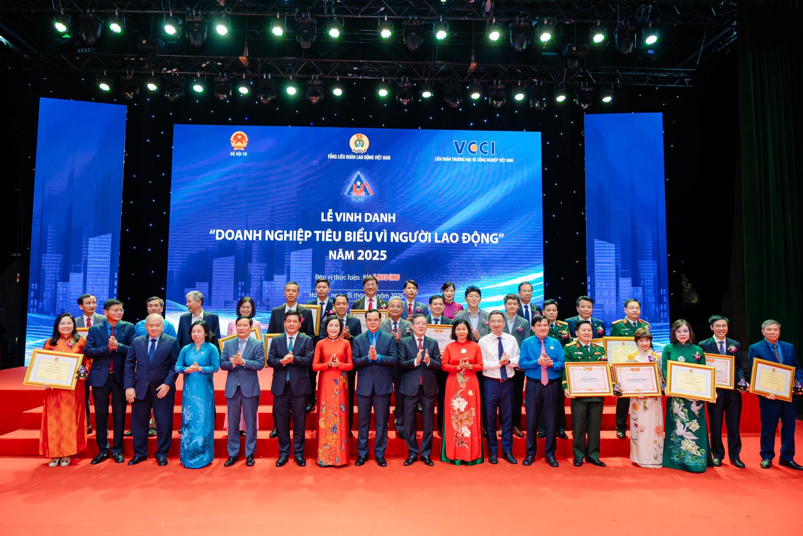 doanh nghiệp tiêu biểu vì người lao động được trao Bằng khen và Kỷ niệm chương của Tổng Liên đoàn Lao động Việt Nam. Ảnh: Hải Nguyễn doanh nghiệp tiêu biểu vì người lao động được trao Bằng khen và Kỷ niệm chương của Tổng Liên đoàn Lao động Việt Nam. Ảnh: Hải Nguyễn