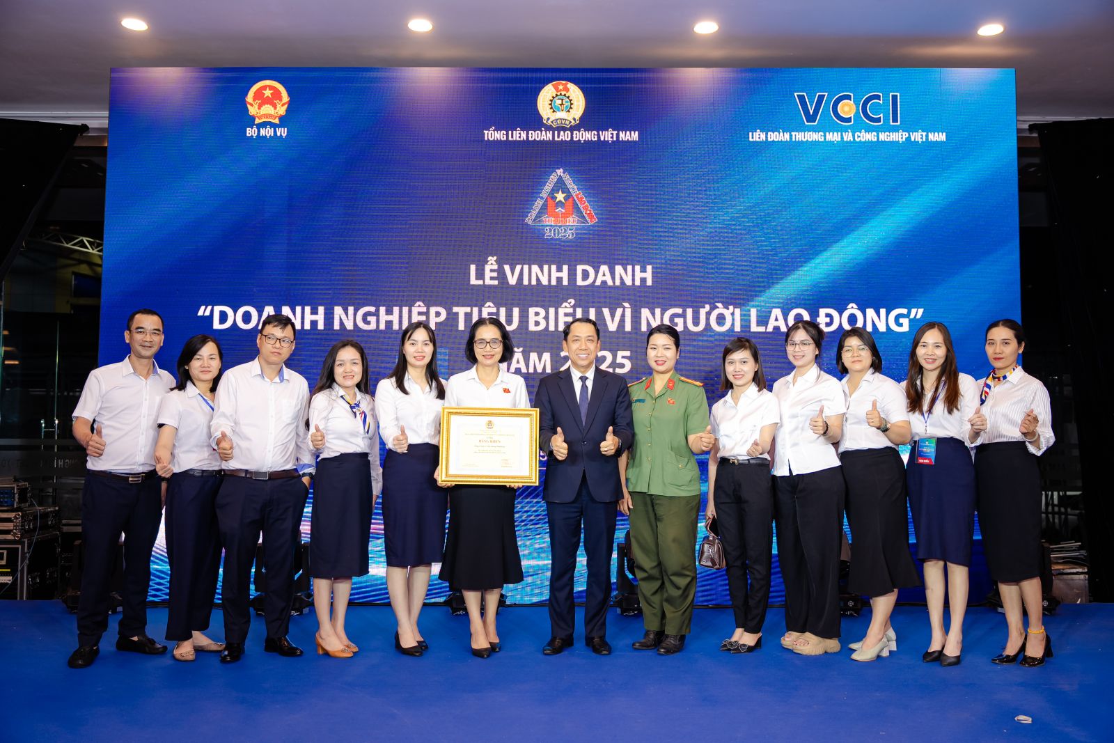 Hạ tầng số được đầu tư mạnh mẽ, hướng tới mục tiêu đến 2030 phủ sóng 5G cho 95% dân số, tỷ lệ quang hóa đạt 98%, Trung tâm dữ liệu đạt chuẩn quốc tế ANSI/TIA-942 Rated 3 – góp phần thúc đẩy chiến lược chuyển đổi số quốc gia