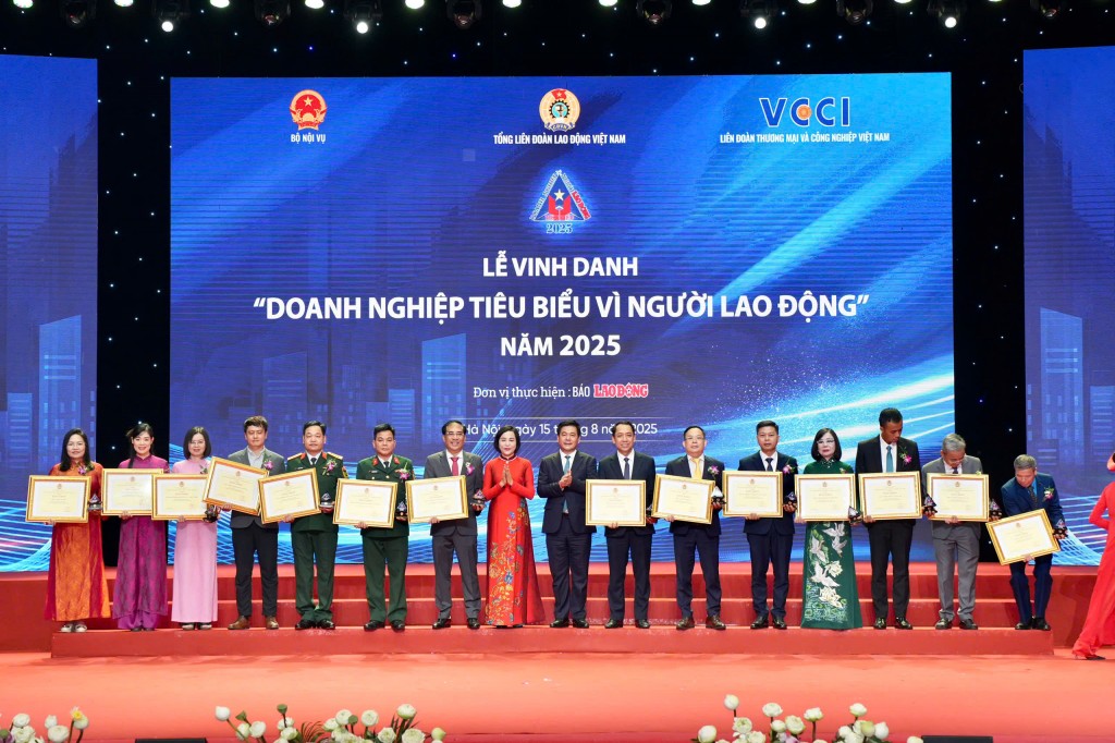 Phó Chủ tịch Quốc hội Nguyễn Thị Thanh và Bộ trưởng Bộ Công Thương Nguyễn Hồng Diên trao giải thưởng cho các doanh nghiệp