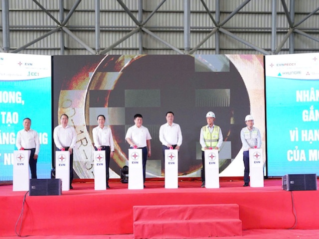 Các đại biểu thực hiện nghi thức bấm nút triển khai công tác đốt dầu lần đầu Lò hơi Tổ máy 1, Dự án Nhà máy Nhiệt điện Quảng Trạch I.