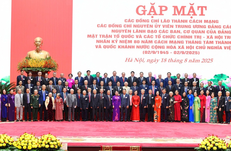 Tổng Bí thư Tô Lâm và các đại biểu tại cuộc gặp mặt các đồng chí lão thành cách mạng, các đồng chí nguyên Ủy viên Trung ương Đảng các khóa, nguyên lãnh đạo các ban, cơ quan của Đảng, Mặt trận Tổ quốc và các tổ chức chính trị - xã hội Trung ương - Ảnh: VGP/Nguyễn Hoàng