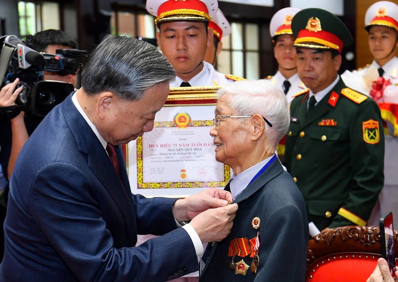 Tổng Bí thư Tô Lâm trao Huy hiệu Đảng cho các đồng chí lão thành cách mạng, các đồng chí nguyên Ủy viên Trung ương Đảng nhân dịp Quốc khánh 2/9 - Ảnh: VGP/Nguyễn Hoàng