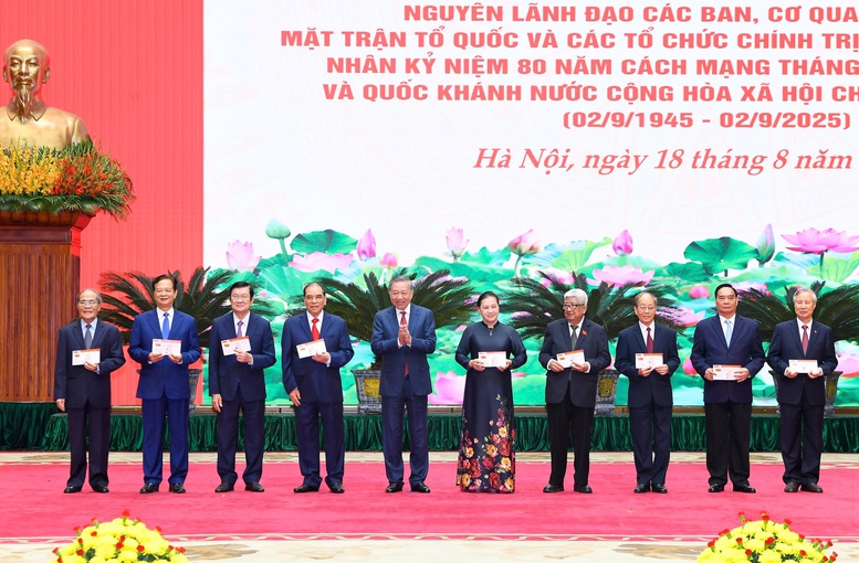 Tổng Bí thư Tô Lâm trao Thẻ đảng viên mới cho các đồng chí lão thành cách mạng, các đồng chí nguyên Ủy viên Trung ương Đảng - Ảnh: VGP/Nguyễn Hoàng