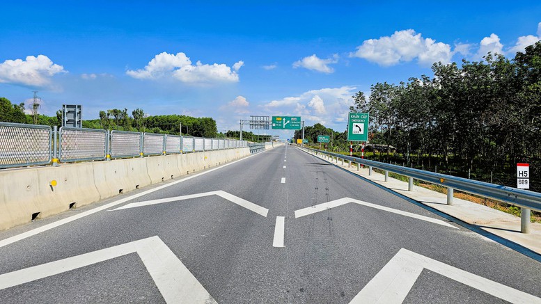 Dọc trên tuyến cao tốc Vạn Ninh - Cam Lộ, hệ thống dải phân cách, lưới chống chói, hàng rào tôn lượn sóng… đã được lắp đặt xong. Dọc trên tuyến cao tốc Vạn Ninh - Cam Lộ, hệ thống dải phân cách, lưới chống chói, hàng rào tôn lượn sóng… đã được lắp đặt xong.