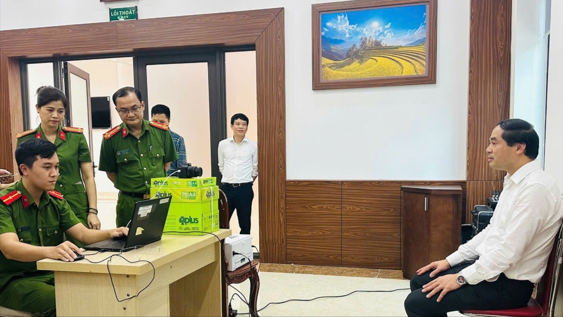 Đồng chí Trịnh Xuân Trường, Bí thư Tỉnh ủy, Chủ tịch HĐND tỉnh Lào Cai làm hồ sơ cấp đổi Thẻ đảng viên. Đồng chí Trịnh Xuân Trường, Bí thư Tỉnh ủy, Chủ tịch HĐND tỉnh Lào Cai làm hồ sơ cấp đổi Thẻ đảng viên.