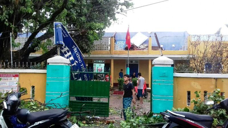 Trường Phú Lưu bị sập mấy phòng học từ năm 2022 do bão Naru và không xây dựng lại được