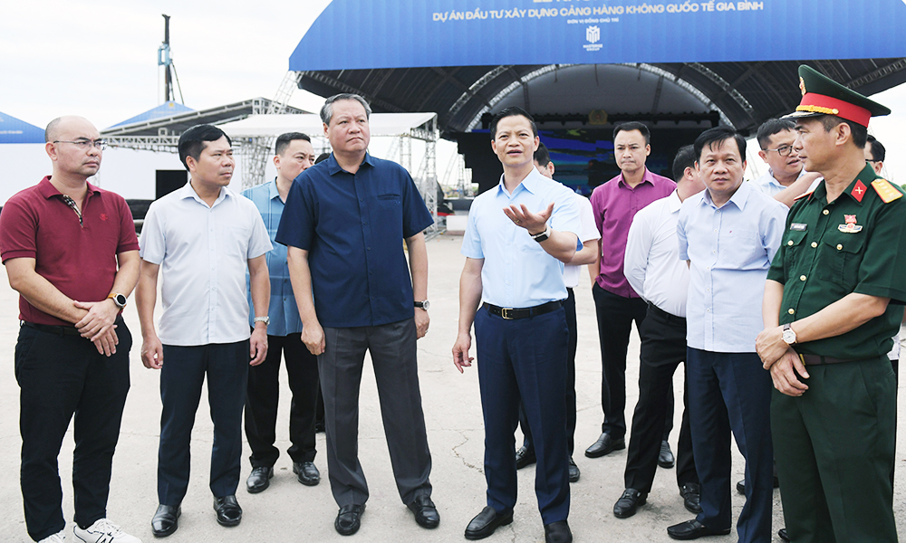 Đồng chí Vương Quốc Tuấn kiểm tra các điều kiện chuẩn bị khởi công Cảng hàng không quốc tế Gia Bình.