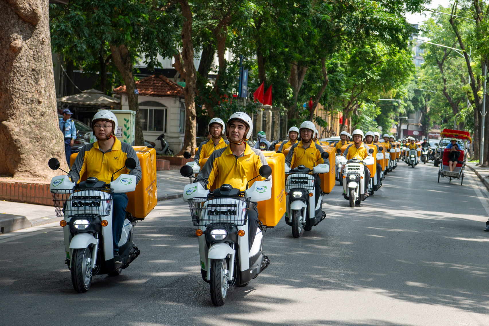 Bưu điện Việt Nam là doanh nghiệp tiên phong sử dụng phương tiện xanh trong hoạt động bưu chính