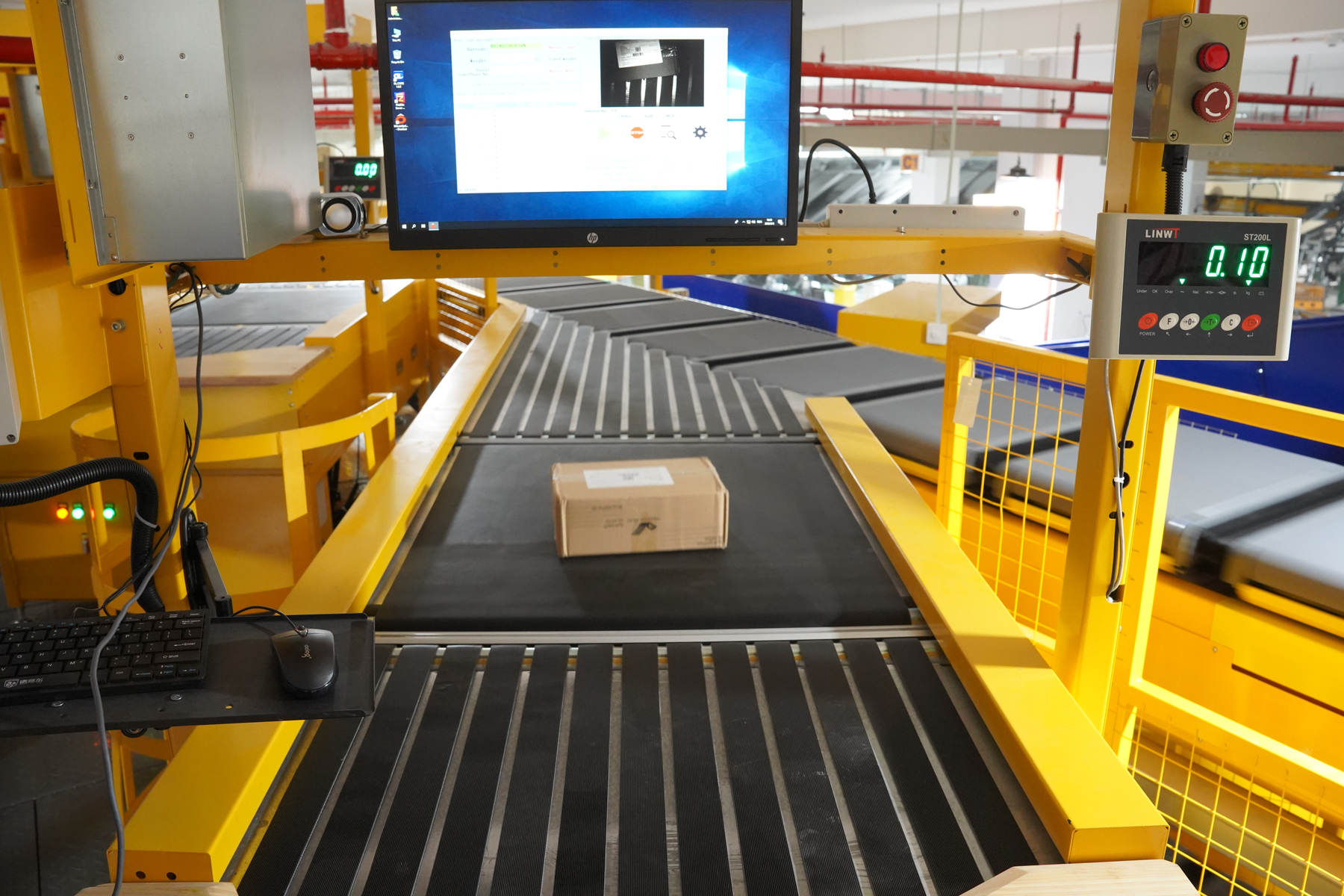 Hệ thống dây chuyền chia chọn tự động tích hợp công nghệ phân tích hình ảnh và trí tuệ nhân tạo để định danh, định tuyến bưu gửi