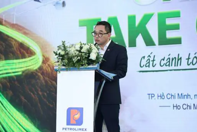 Ông Nguyễn Văn Học - Bí thư Đảng ủy, Tổng Giám đốc Petrolimex Aviation phát biểu tại sự kiện Ông Nguyễn Văn Học - Bí thư Đảng ủy, Tổng Giám đốc Petrolimex Aviation phát biểu tại sự kiện