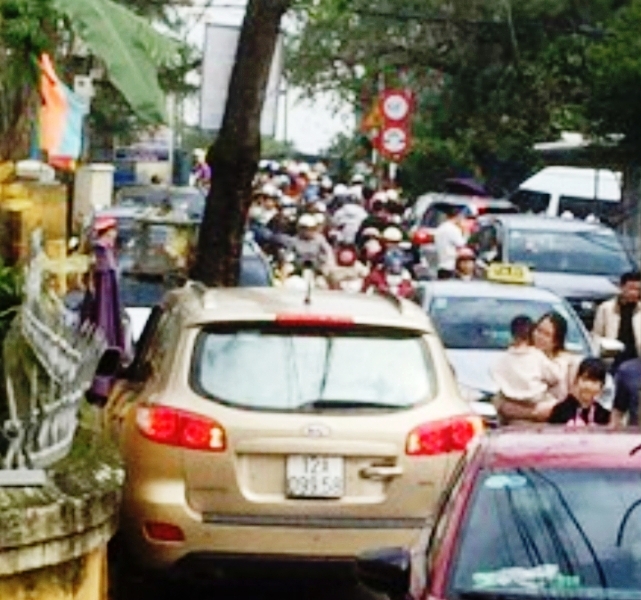 Trường Tiểu học Phú Lưu nằm ngay đầu Cầu Phú Lưu rất nguy hiểm, thường xuyên bị ách tắc giao thông