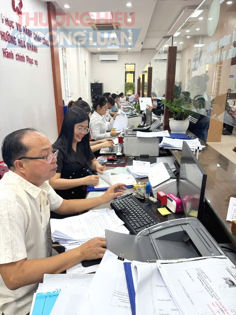 Dương Thị Thanh Thủy, P. Chủ tịch UBND Phường Hòa Khánh, Giám đốc Trung tâm phục vụ hành chính công. Dương Thị Thanh Thủy, P. Chủ tịch UBND Phường Hòa Khánh, Giám đốc Trung tâm phục vụ hành chính công.