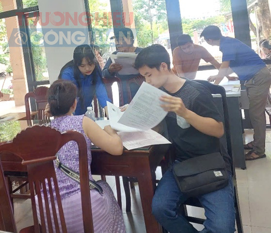 Hướng dẫn người dân làm thủ tục tại phường Hòa Khánh Hướng dẫn người dân làm thủ tục tại phường Hòa Khánh