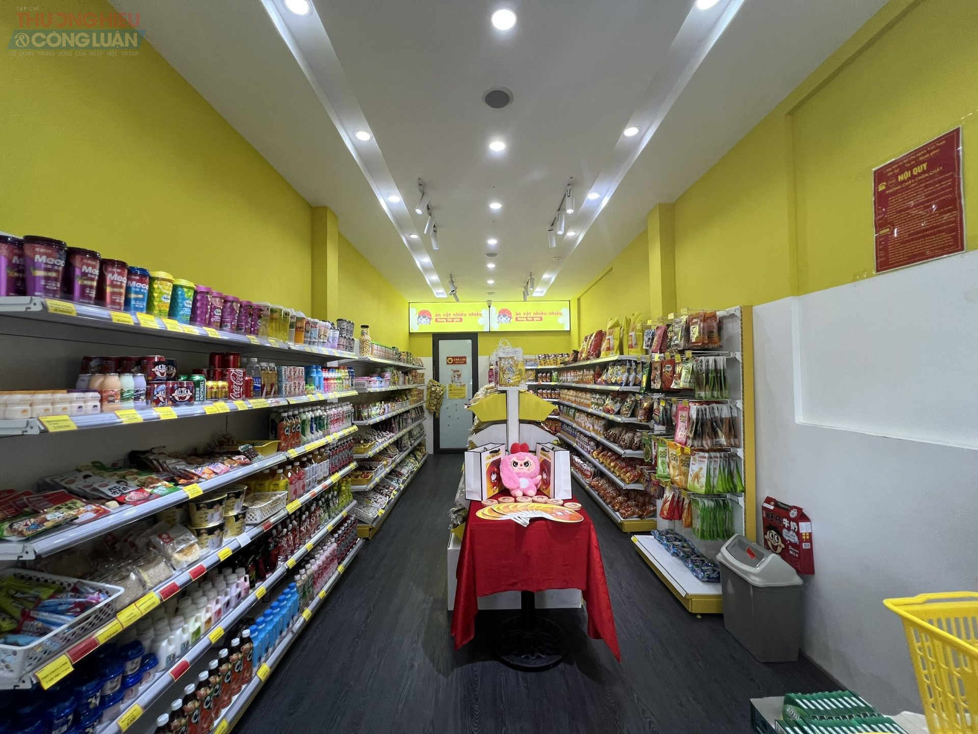 Bên trong cửa hàng Ăn Vặt Nhiều Nhiều số 96 Nguyễn Phong Sắc, Hà Nội