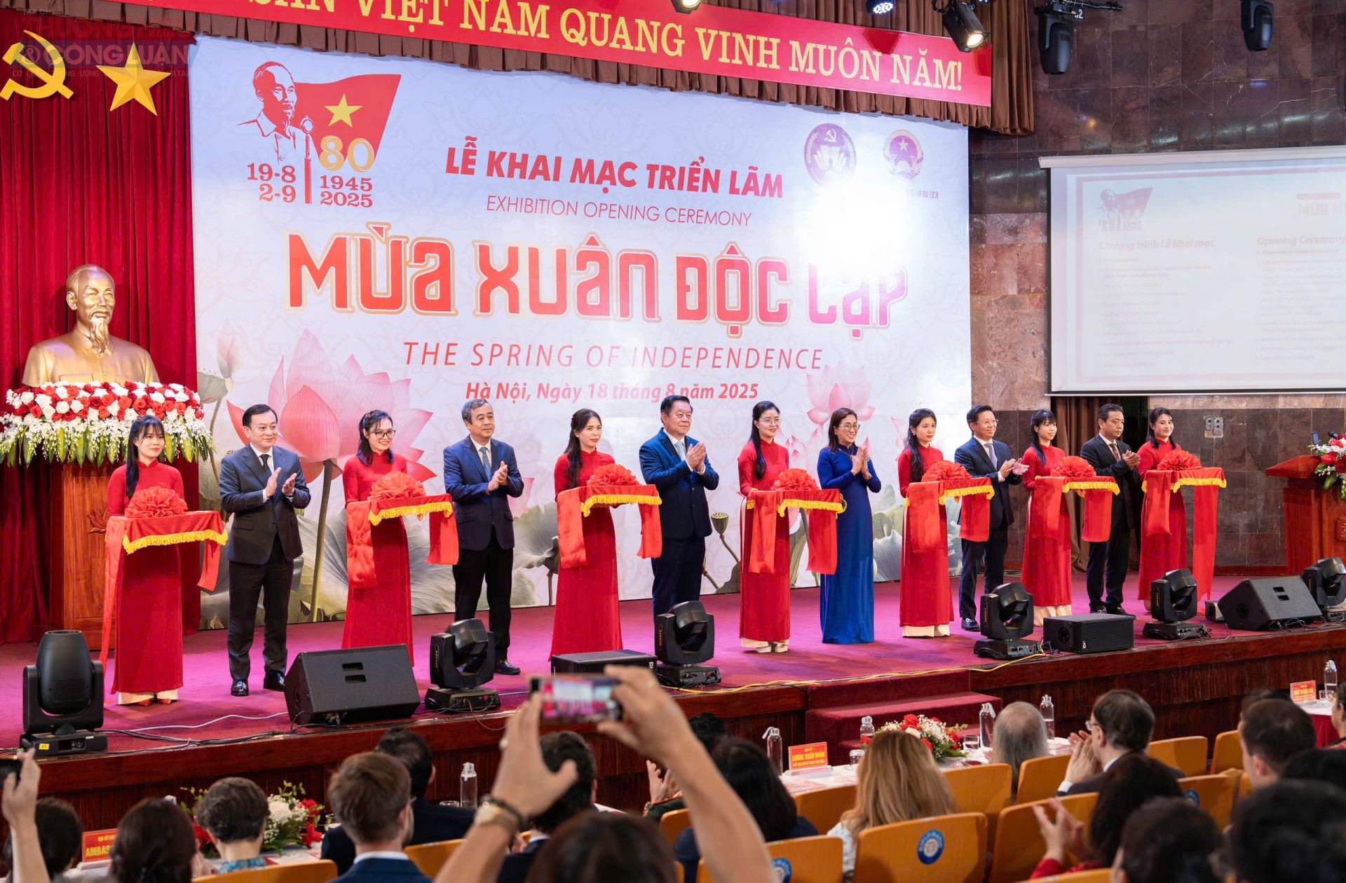 Lãnh đạo Ban Tuyên giáo và các Bộ Văn hóa và Bảo tàng Hồ Chí Minh trang trọng cắt băng khai mạc triển lãm tranh sơn mài “Mùa Xuân Độc Lập”. Lãnh đạo Ban Tuyên giáo và các Bộ Văn hóa và Bảo tàng Hồ Chí Minh trang trọng cắt băng khai mạc triển lãm tranh sơn mài “Mùa Xuân Độc Lập”.