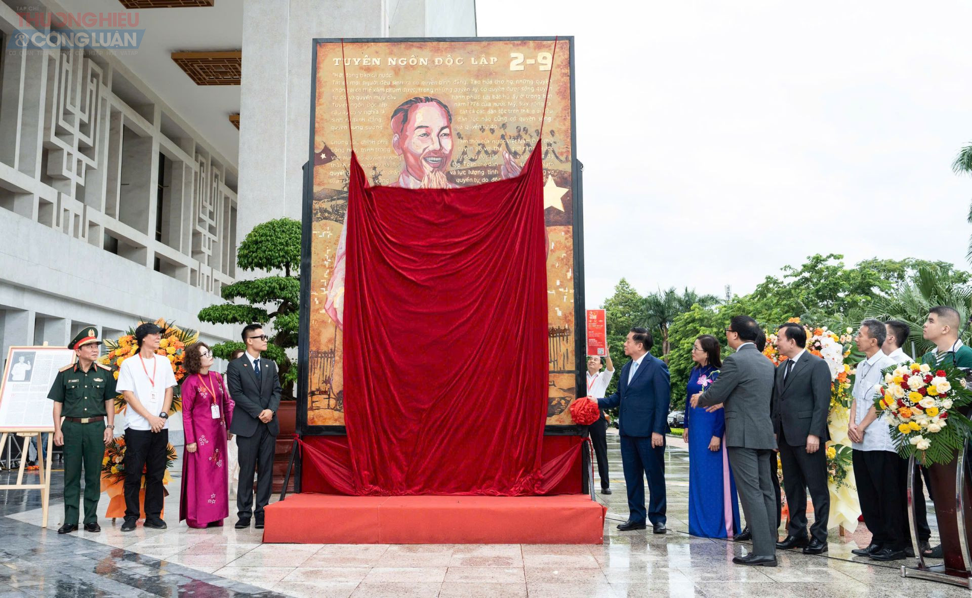 Giây phút trang trọng khi tấm ảnh đầu tiên được mở, mở ra hành trình nghệ thuật “Mùa Xuân Độc Lập”. Giây phút trang trọng khi tấm ảnh đầu tiên được mở, mở ra hành trình nghệ thuật “Mùa Xuân Độc Lập”.