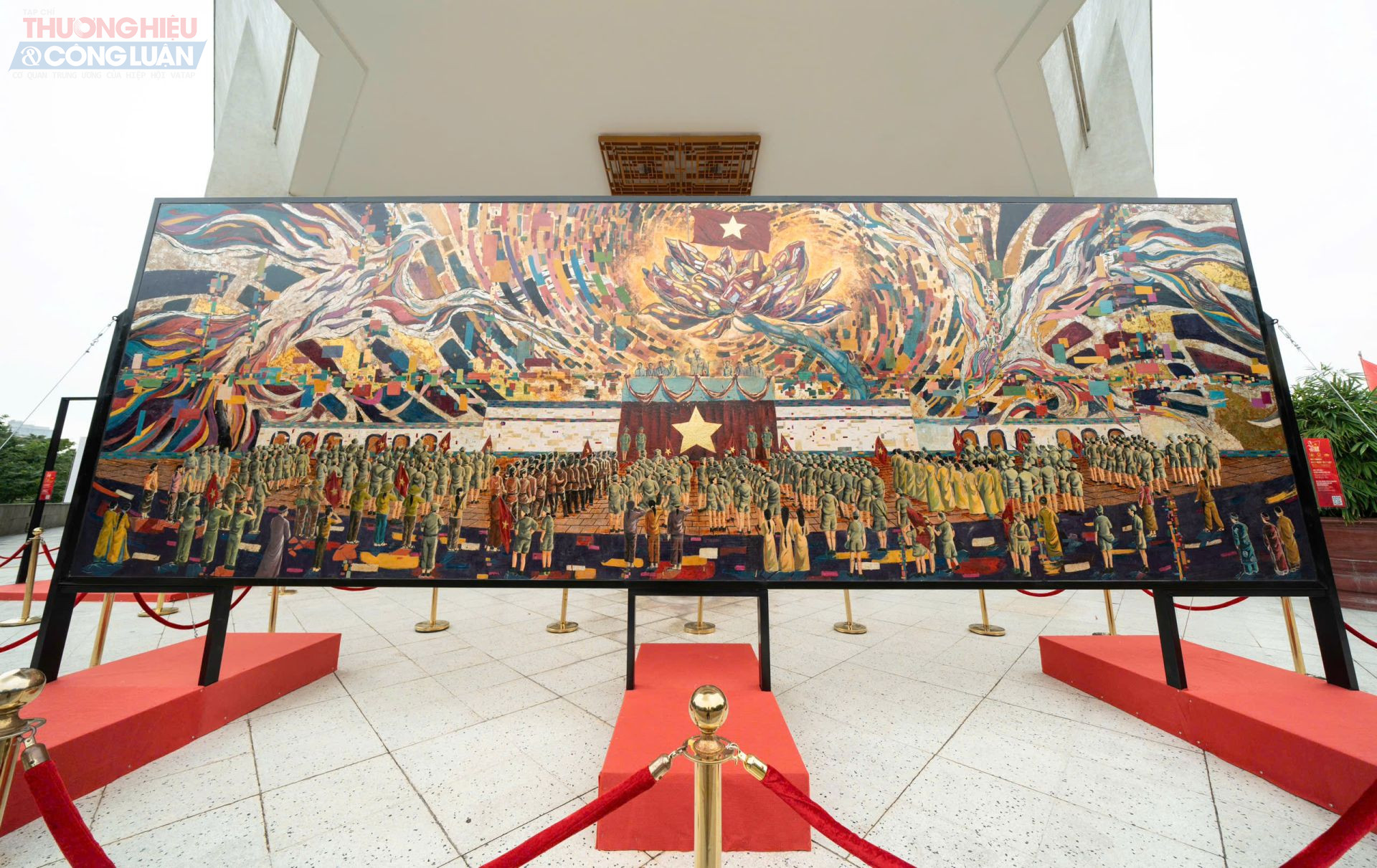 Tác phẩm lớn nhất triển lãm – bức tranh hai mặt 7,2 mét Tác phẩm lớn nhất triển lãm – bức tranh hai mặt 7,2 mét