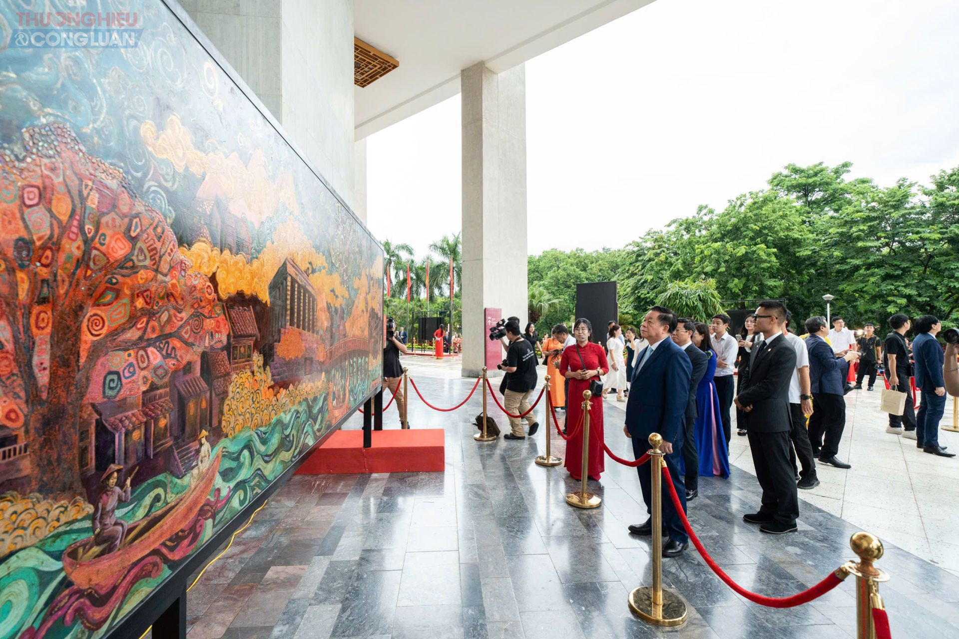 Đồng chí Nguyễn Trọng Nghĩa, Ủy viên Bộ Chính trị, Trưởng Ban Tuyên giáo và Dân vận Trung ương tham quan không gian triển lãm “Mùa Xuân Độc Lập”. Đồng chí Nguyễn Trọng Nghĩa, Ủy viên Bộ Chính trị, Trưởng Ban Tuyên giáo và Dân vận Trung ương tham quan không gian triển lãm “Mùa Xuân Độc Lập”.
