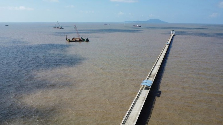 Khi hoàn thành, cầu nối ra đảo Hòn Khoai và Cảng tổng hợp lưỡng dụng Hòn Khoai sẽ là cầu vượt biển dài nhất Đông Nam Á - Ảnh: VGP/LS