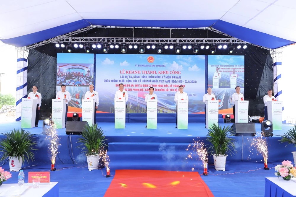 Bí thư Tỉnh ủy Nguyễn Doãn Anh và Phó Bí thư Tỉnh ủy Trịnh Tuấn Sinh cùng các đồng chí lãnh đạo tỉnh thực hiện nghi thức khởi công dự án Khu tái định cư thôn Hồng Sơn phục vụ GPMB dự án đường sắt tốc độ cao Bắc - Nam đoạn qua tỉnh Thanh Hóa.