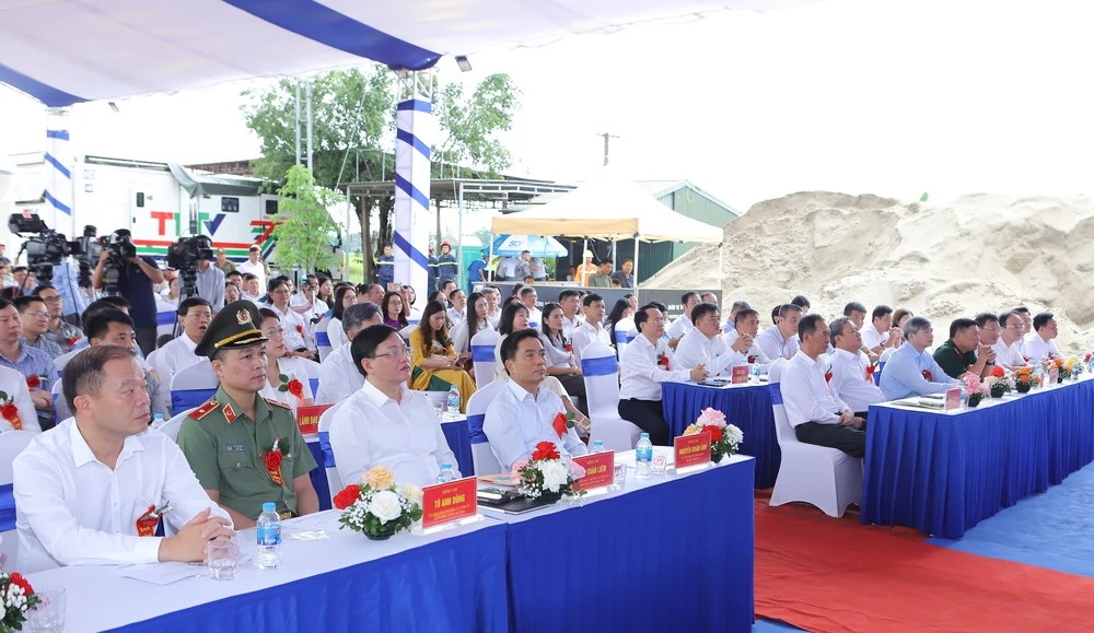 Các đại biểu tham dự buổi khởi công