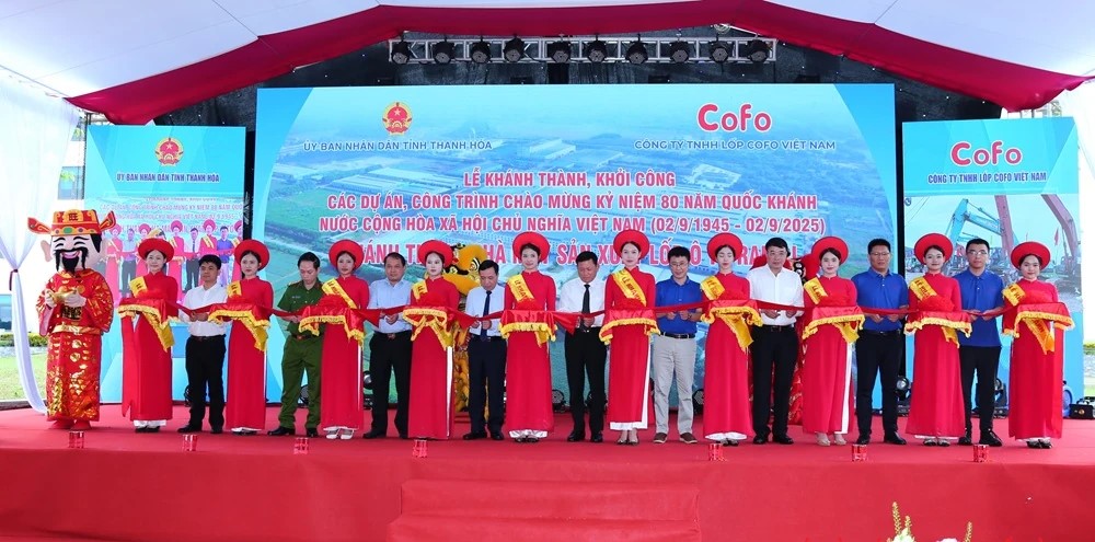 Lại Thế Nguyên, Phó Bí thư Thường trực Tỉnh ủy, Chủ tịch HĐND tỉnh, Trưởng Đoàn ĐBQH tỉnh cùng các đại biểu thực hiện nghi thức cắt băng khánh thành. Lại Thế Nguyên, Phó Bí thư Thường trực Tỉnh ủy, Chủ tịch HĐND tỉnh, Trưởng Đoàn ĐBQH tỉnh cùng các đại biểu thực hiện nghi thức cắt băng khánh thành.