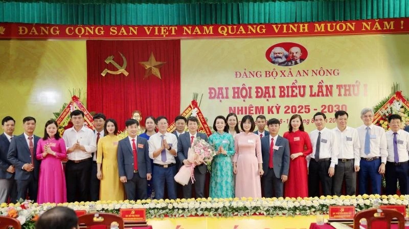 Đỗ Thị Toán, Phó Chủ nhiệm Thường trực Ủy ban kiểm tra Tỉnh ủy tặng hoa chúc mừng Ban Chấp hành Đảng bộ xã An Nông, nhiệm kỳ 2025 - 2030. Đỗ Thị Toán, Phó Chủ nhiệm Thường trực Ủy ban kiểm tra Tỉnh ủy tặng hoa chúc mừng Ban Chấp hành Đảng bộ xã An Nông, nhiệm kỳ 2025 - 2030.