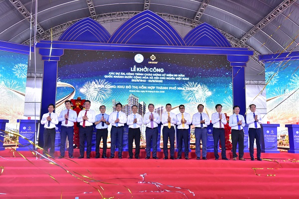 Các vị lãnh đạo hoàn thành nghi thức bấm nút khởi công dự án