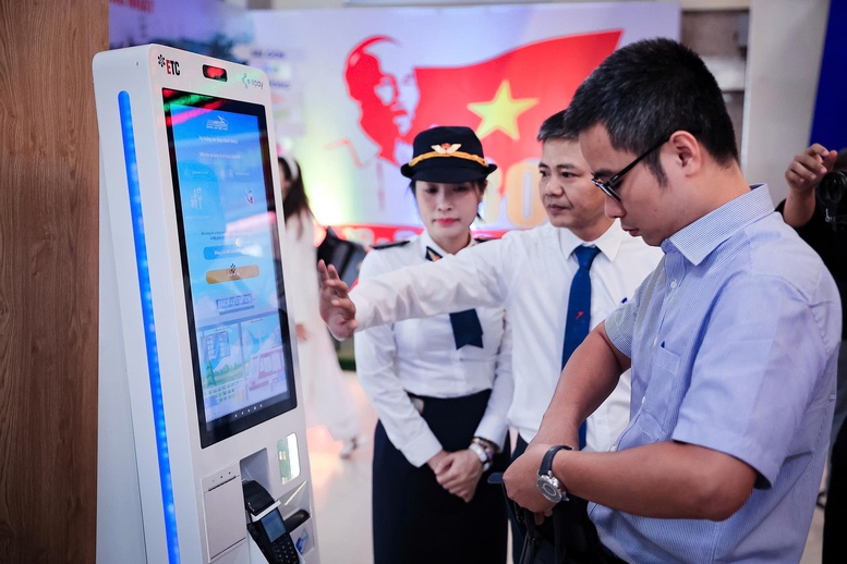VNR đưa vào vận hành hệ thống kiểm soát vé bằng công nghệ sinh trắc qua xác thực căn cước công dân tại ga Hà Nội - Ảnh: Hoài Nam