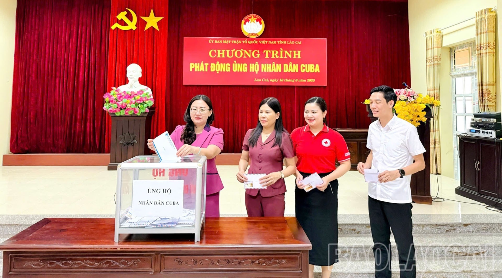 Đồng chí Giàng Thị Dung - Phó Bí thư Tỉnh ủy, Chủ tịch Ủy ban MTTQ Việt Nam tỉnh Lào Cai tham gia ủng hộ Nhân dân Cuba tại Chương trình.